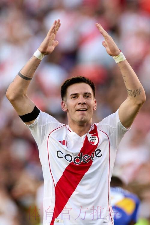 每体:马斯坦托诺大脚把球踢上看台 险些击中球迷 每体:马斯坦托诺大脚把球踢上看台 险些击中球迷